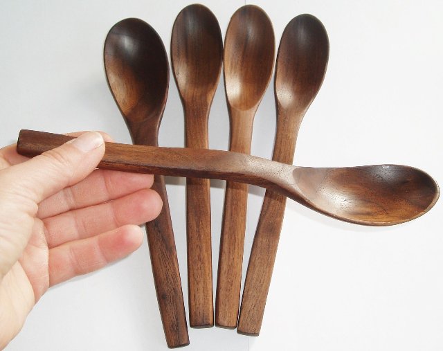 Dřevěná lžíce - Na teplé jídlo - Ořešák tmavý > varianta Ořešák americký