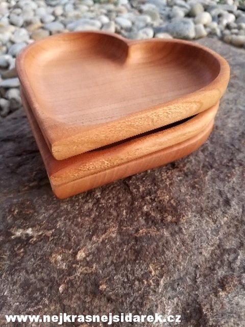 Miska ve tvaru srdce > varianta Ořešák vlašský