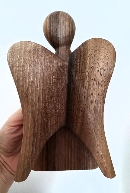 Anděl ze dřeva - velký > varianta Ořešák vlašský 1