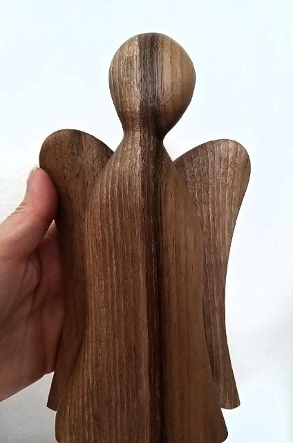 Anděl ze dřeva - velký > varianta Ořešák vlašský 1