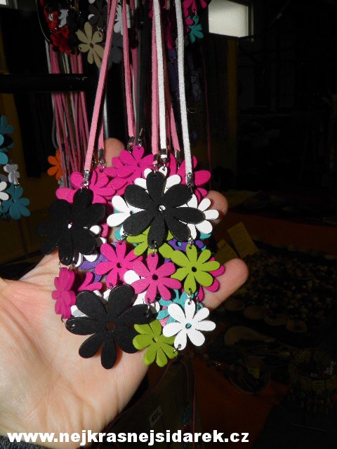 Náhrdelník - Dřevěný - Kytka > varianta Růžová