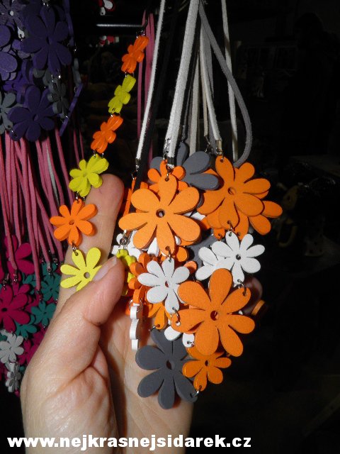 Náhrdelník - Dřevěný - Kytka > varianta Hnědá - přírodní