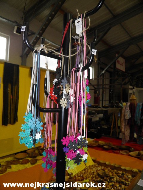 Náhrdelník - Dřevěný - Kytka > varianta Hnědá - přírodní