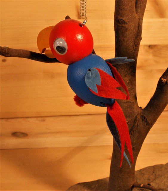 Dřevěný pérák - papoušek > varianta červeno-modrá