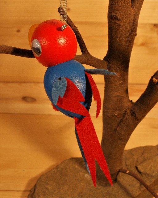 Dřevěný pérák - papoušek > varianta červeno-modrá
