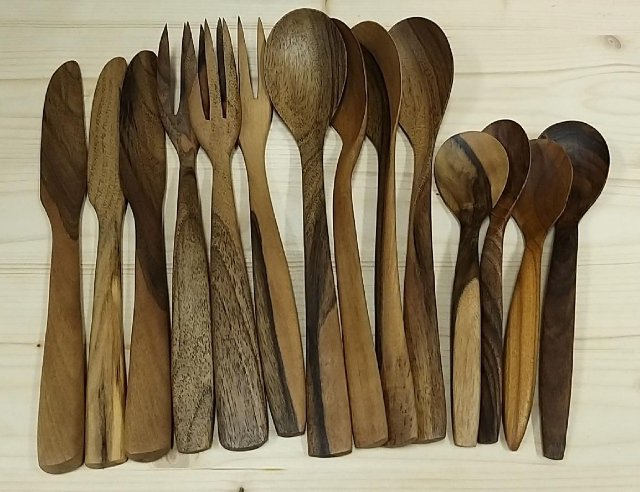 Set z ořešáku vlašského - lžíce, vidlička, nůž a lžička > varianta Ořešák vlašský