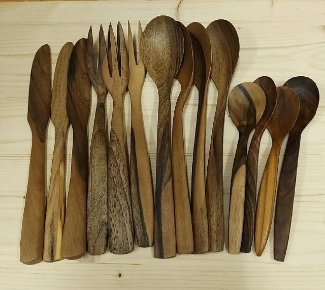 Set z ořešáku vlašského - lžíce, vidlička, nůž a lžička > varianta Ořešák vlašský