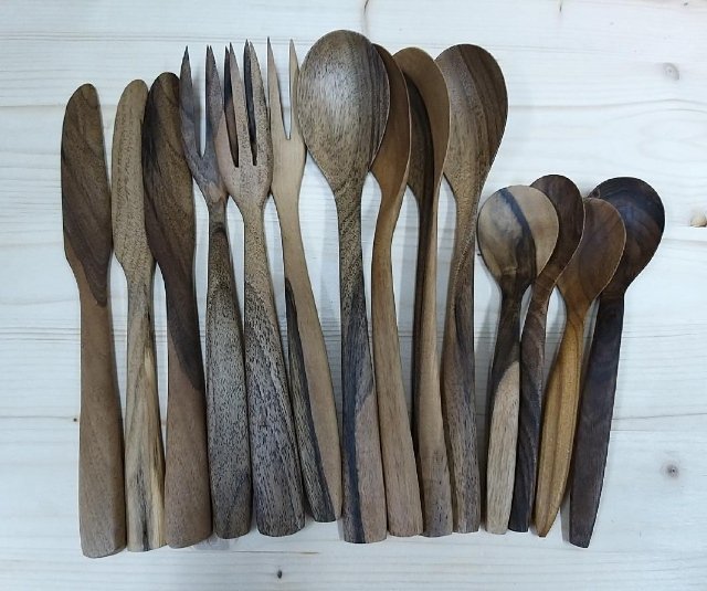 Set z ořešáku vlašského - lžíce, vidlička, nůž a lžička > varianta Ořešák vlašský