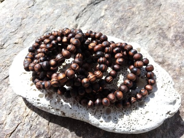 Dřevěný náramek z ořešáku > varianta pánský