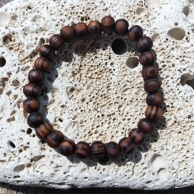 Dřevěný náramek z ořešáku > varianta pánský