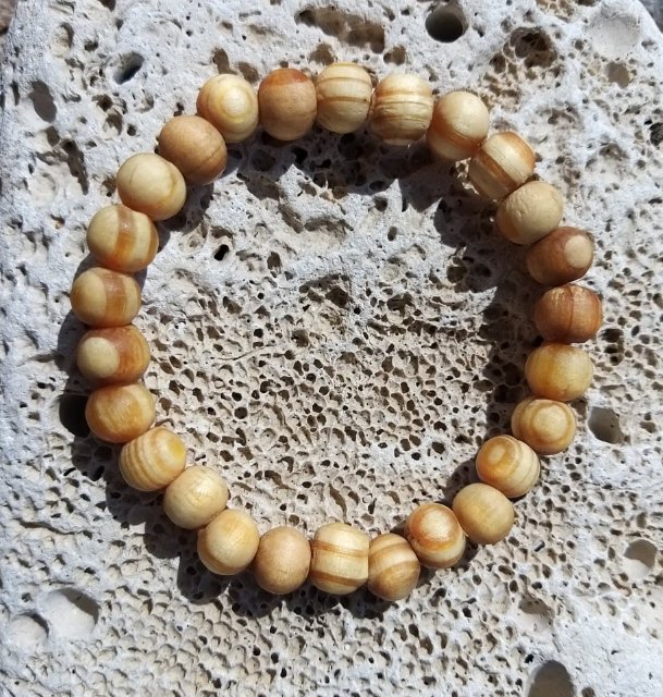 Dřevěný náramek z borovice > varianta Dámská a dětská