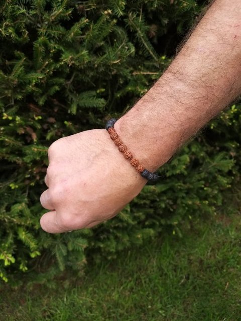 Pánský náramek z lávy s rudrakšou > varianta pánský