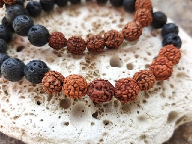 Pánský náramek z lávy s rudrakšou > varianta pánský