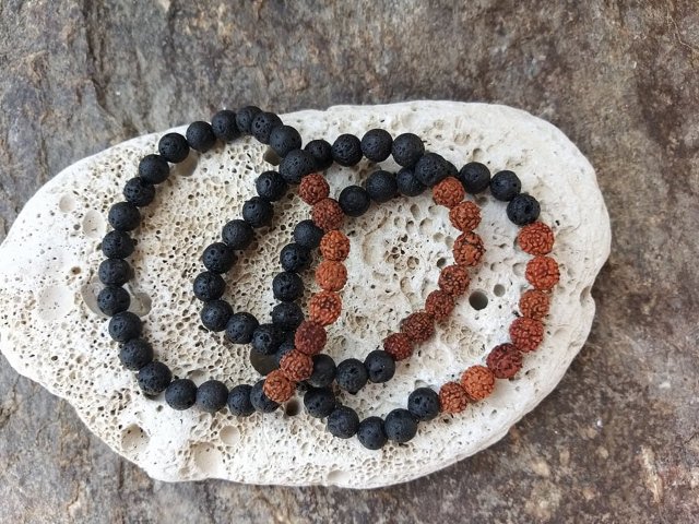 Pánský náramek z lávy s rudrakšou > varianta pánský