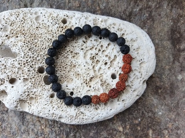 Pánský náramek z lávy s rudrakšou > varianta pánský