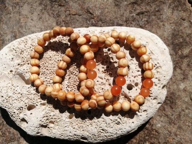 Borovicový náramek s karneolem > varianta PÁNSKÁ, DÁMSKÁ, DĚTSKÁ