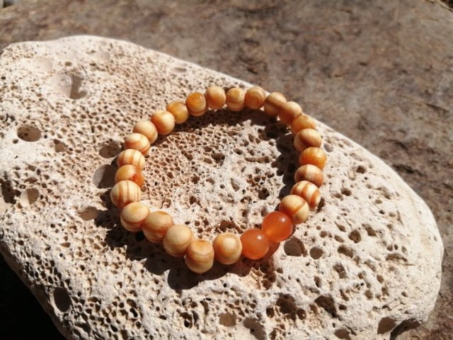 Borovicový náramek s karneolem > varianta PÁNSKÁ, DÁMSKÁ, DĚTSKÁ