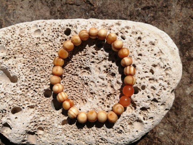 Borovicový náramek s karneolem > varianta PÁNSKÁ, DÁMSKÁ, DĚTSKÁ