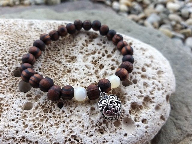 Náramek z ořešáku s perletí > varianta PÁNSKÁ, DÁMSKÁ, DĚTSKÁ