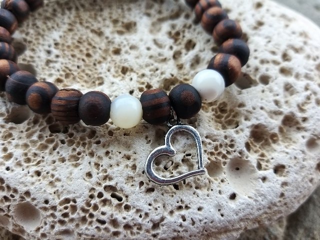 Náramek z ořešáku s perletí > varianta PÁNSKÁ, DÁMSKÁ, DĚTSKÁ