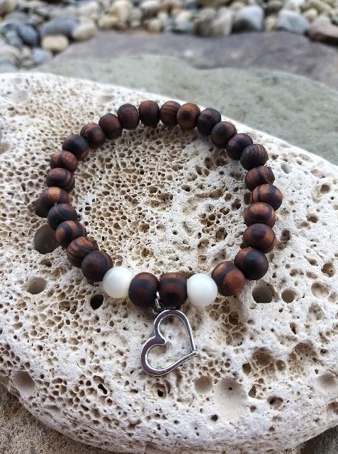 Náramek z ořešáku s perletí > varianta PÁNSKÁ, DÁMSKÁ, DĚTSKÁ