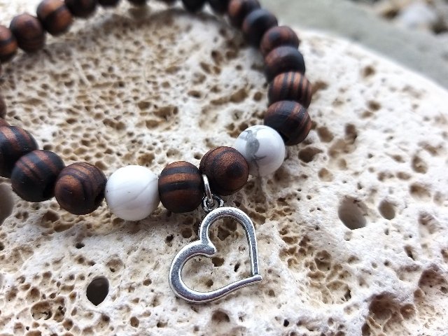 Náramek z ořešáku s magnezitem > varianta PÁNSKÁ, DÁMSKÁ, DĚTSKÁ