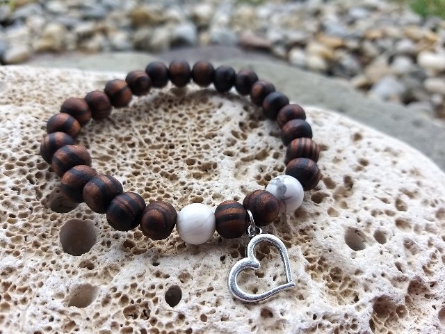 Náramek z ořešáku s magnezitem > varianta PÁNSKÁ, DÁMSKÁ, DĚTSKÁ