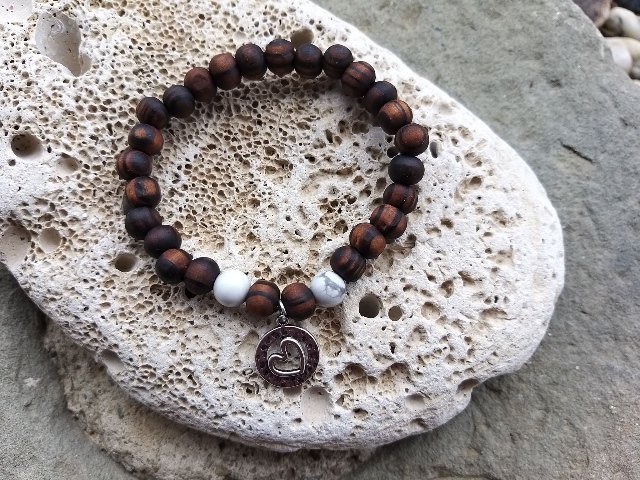 Náramek z ořešáku s magnezitem > varianta PÁNSKÁ, DÁMSKÁ, DĚTSKÁ