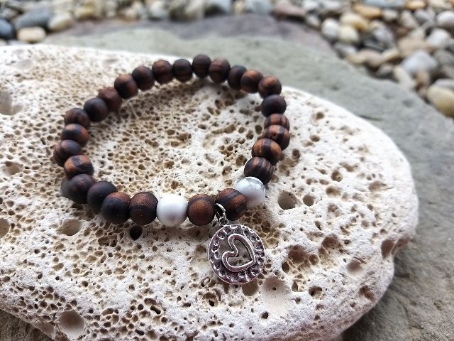 Náramek z ořešáku s magnezitem > varianta PÁNSKÁ, DÁMSKÁ, DĚTSKÁ