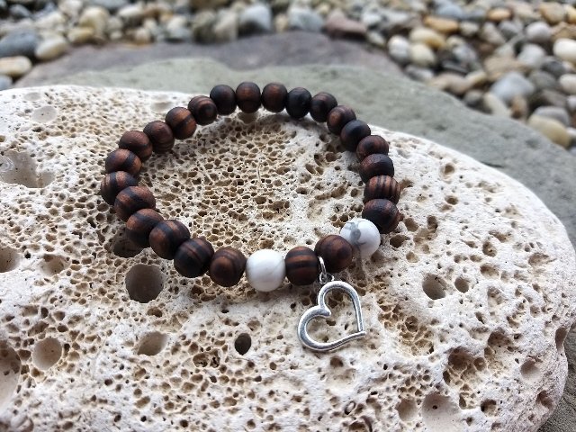 Náramek z ořešáku s magnezitem > varianta PÁNSKÁ, DÁMSKÁ, DĚTSKÁ