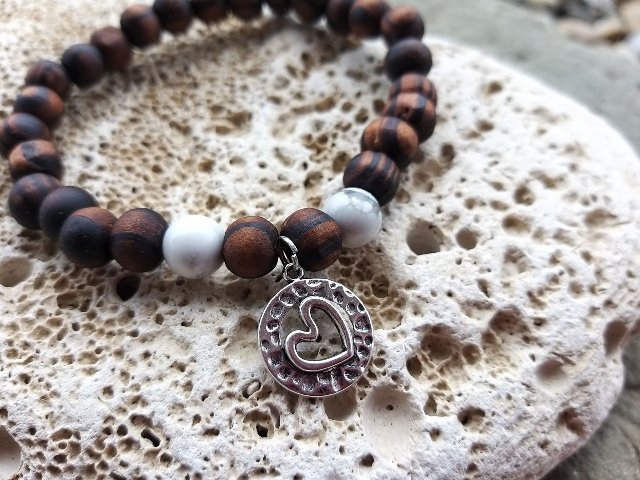 Náramek z ořešáku s magnezitem > varianta PÁNSKÁ, DÁMSKÁ, DĚTSKÁ