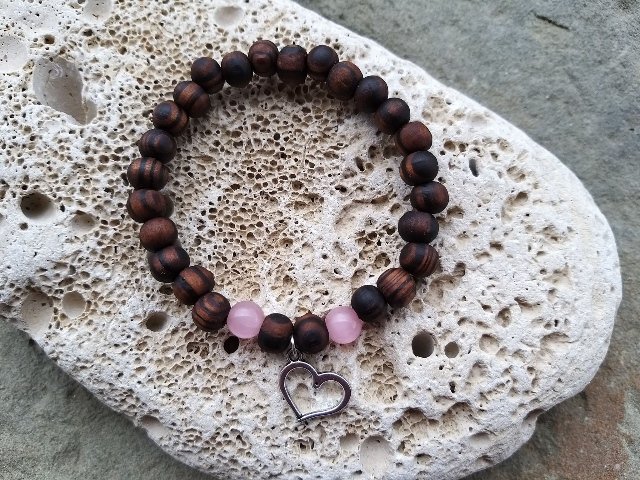 Náramek z ořešáku s růženínem > varianta PÁNSKÁ, DÁMSKÁ, DĚTSKÁ