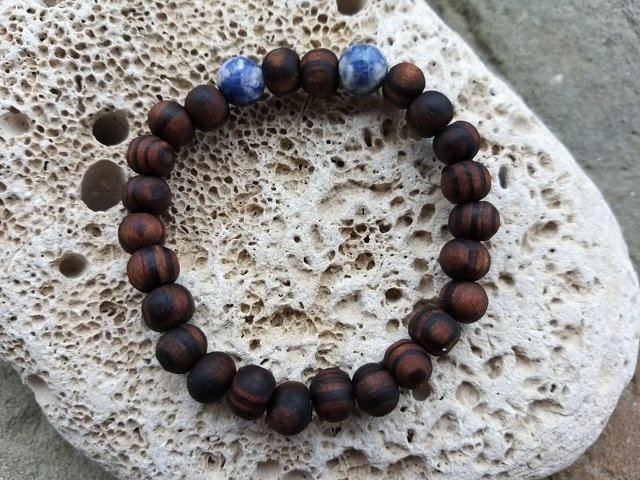 Náramek z ořešáku se sodalitem > varianta PÁNSKÁ, DÁMSKÁ, DĚTSKÁ