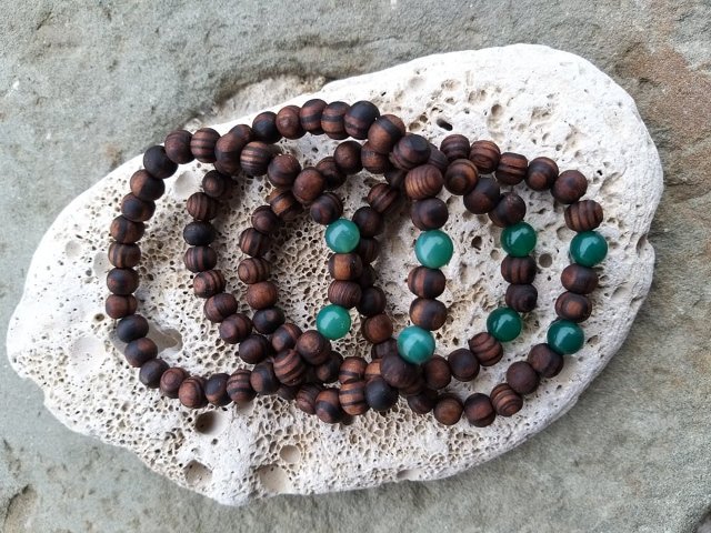 Náramek z ořešáku s achátem > varianta PÁNSKÁ, DÁMSKÁ, DĚTSKÁ