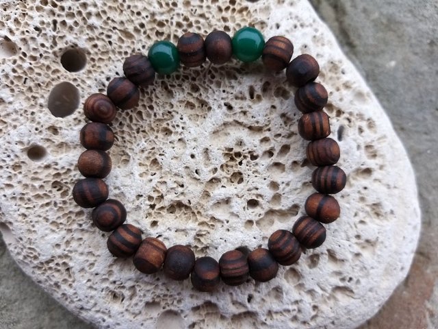 Náramek z ořešáku s achátem > varianta PÁNSKÁ, DÁMSKÁ, DĚTSKÁ