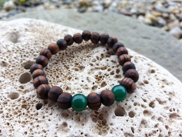 Náramek z ořešáku s achátem > varianta PÁNSKÁ, DÁMSKÁ, DĚTSKÁ