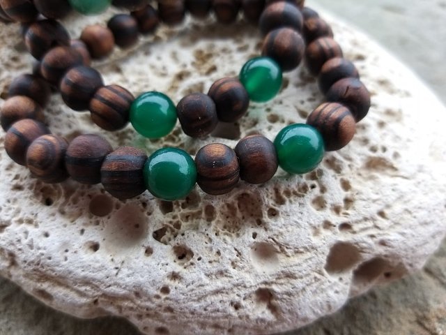 Náramek z ořešáku s achátem > varianta PÁNSKÁ, DÁMSKÁ, DĚTSKÁ