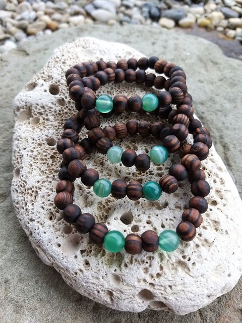 Náramek z ořešáku s achátem > varianta PÁNSKÁ, DÁMSKÁ, DĚTSKÁ