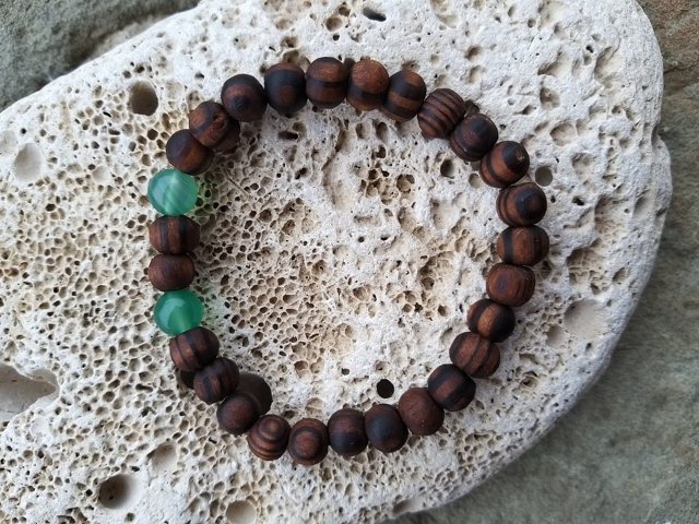 Náramek z ořešáku s achátem > varianta PÁNSKÁ, DÁMSKÁ, DĚTSKÁ