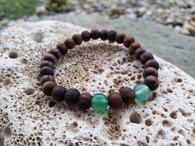 Náramek z ořešáku s achátem > varianta PÁNSKÁ, DÁMSKÁ, DĚTSKÁ