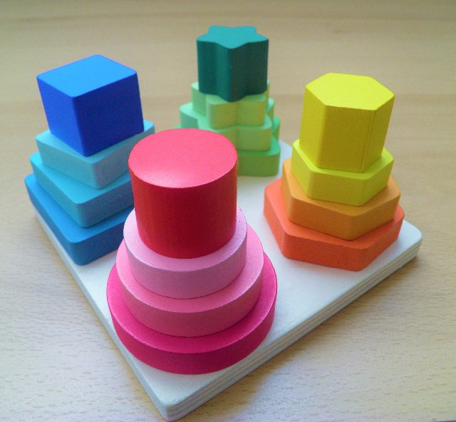 Dřevěná skládačka - Pyramida > varianta čtverec