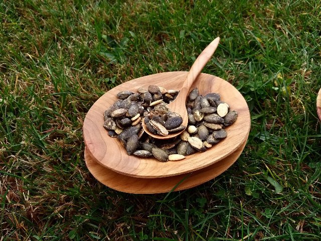 2 misky se lžičkou ze švestky > varianta švestka