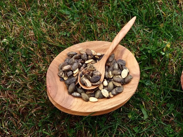 2 misky se lžičkou ze švestky > varianta švestka