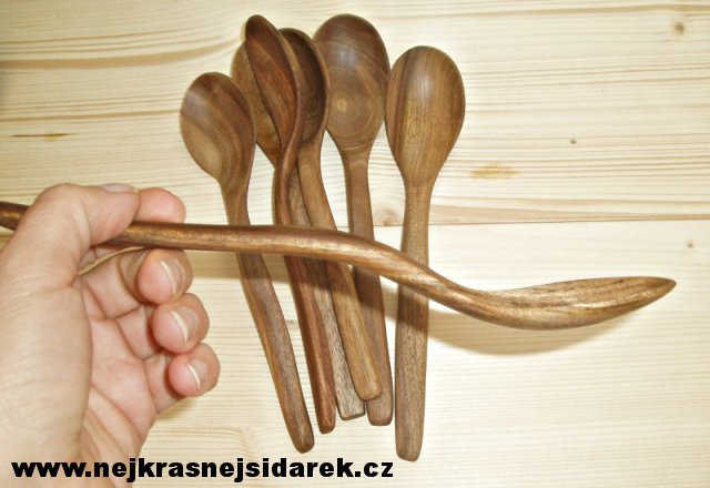 Dřevěná lžíce - Na teplé jídlo - Ořešák tmavý > varianta světlá - střední