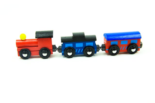 Dřevěný vláček na magnet > varianta modro-červený