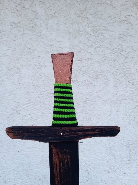 Dřevěný meč - zelená šňůrka > varianta malý