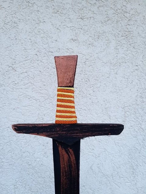 Dřevěný meč - oranžová šňůrka > varianta malý