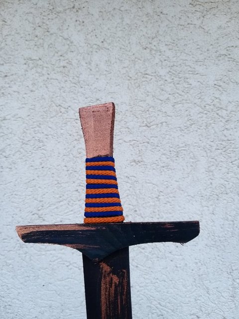 Dřevěný meč - červeno modrá šňůrka > varianta malý