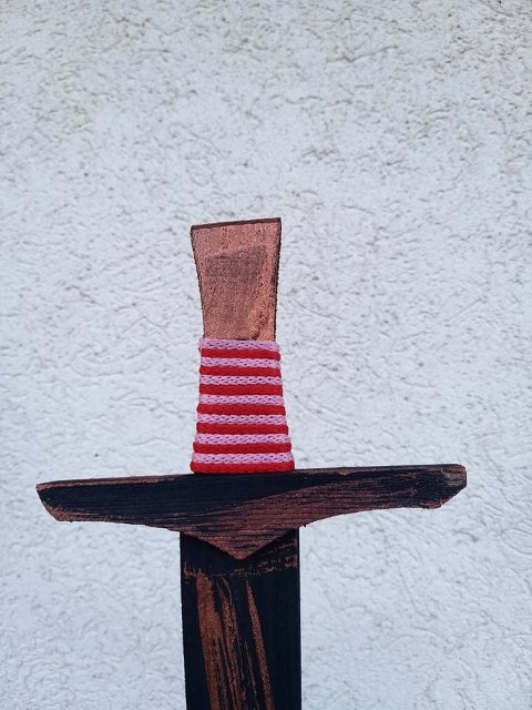 Dřevěný meč - růžová šňůrka > varianta malý