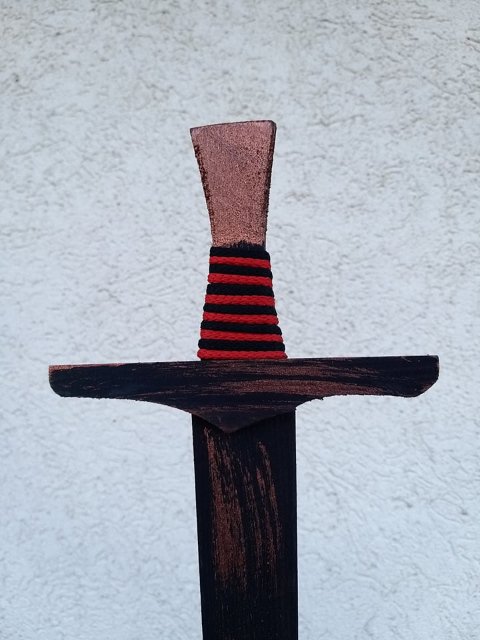 Dřevěný meč - červeno černá šňůrka > varianta malý